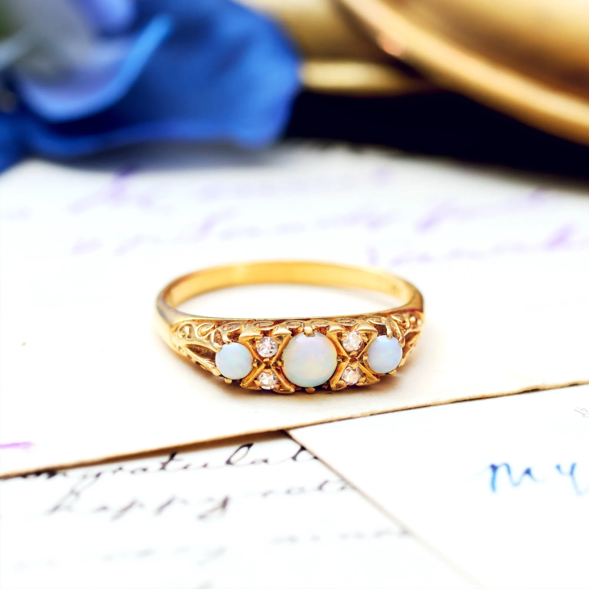 Lovely Vintage 18ct Gold Opal & Diamond Ring