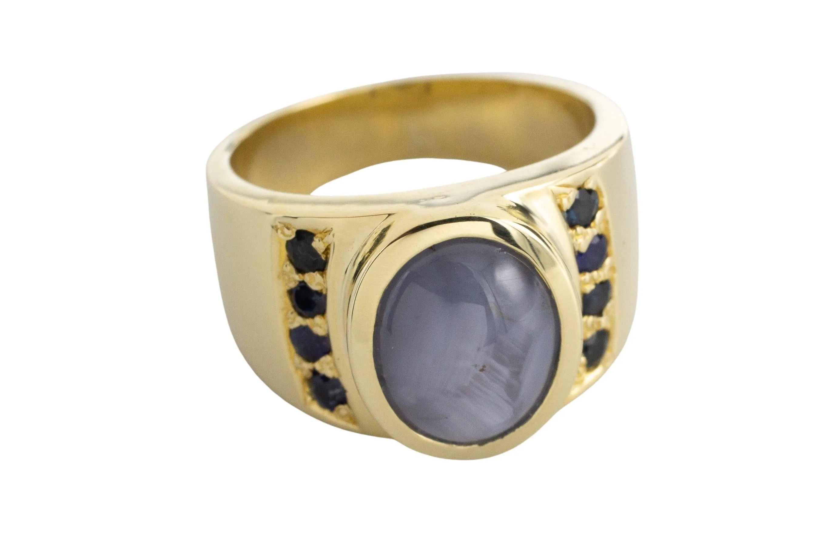 Star sapphire ring in 14 carat gold