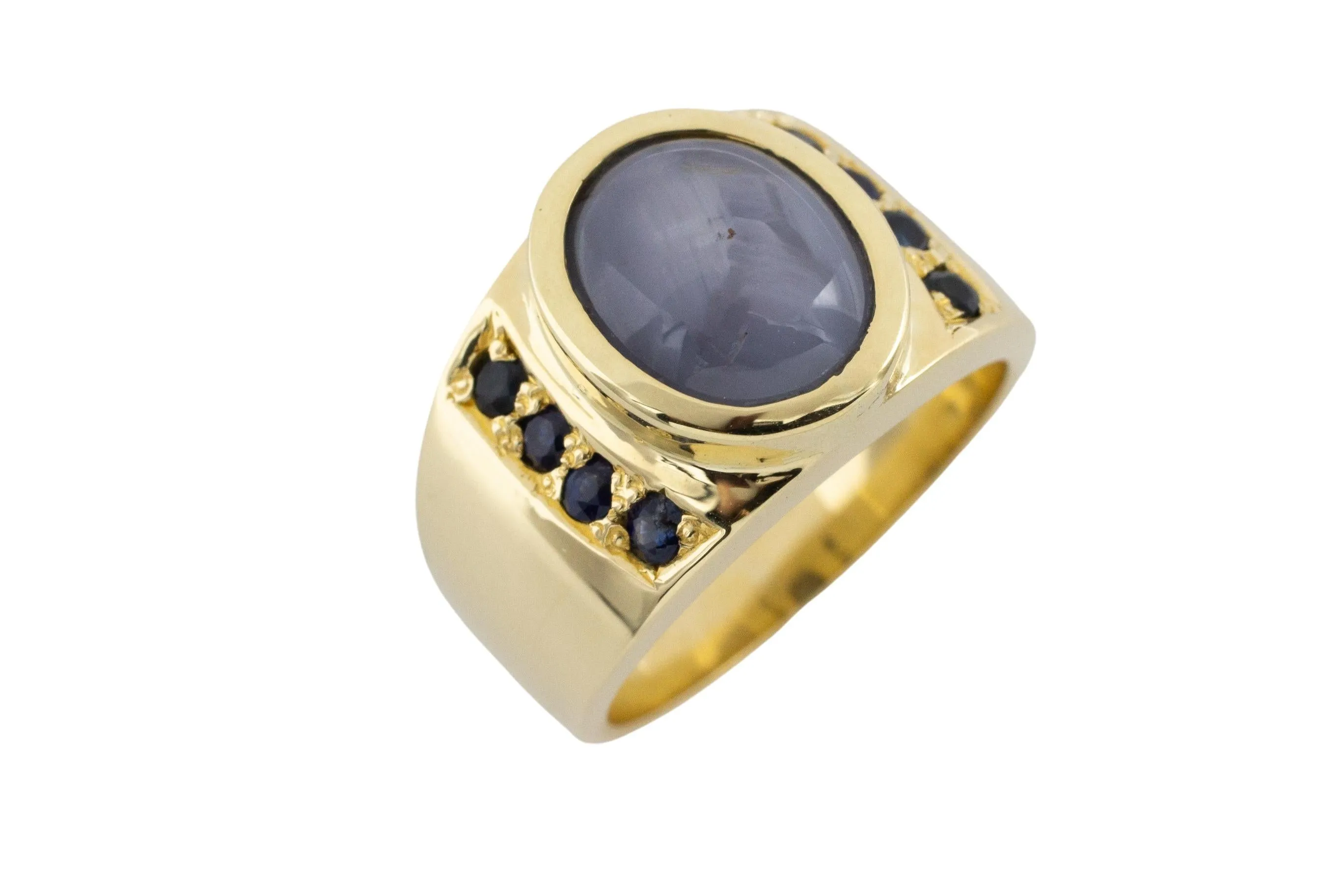 Star sapphire ring in 14 carat gold