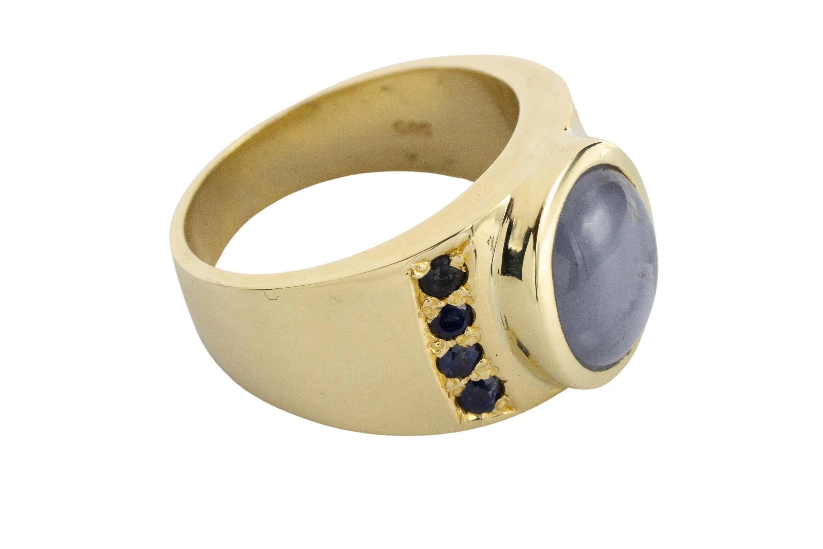 Star sapphire ring in 14 carat gold